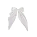 Detail van witte satijnen haarclip met dubbele strik en elegante lange hangende linten - Wit