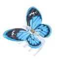 Gros plan détaillé de la pince à cheveux papillon avec motifs bleu noir et ressort doré - Pince à cheveux papillon bleue