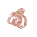Primer plano de pinza de pelo en acetato jaspeado rosa con muelle de metal dorado - Mármol Rosa Suave