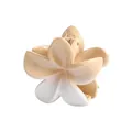 Détail d'une pince à cheveux en forme de fleur de frangipanier blanche avec dégradé - Pince Frangipanier Blanc Et Café Clair