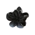 Vue détaillée d'une pince à cheveux fleur noire de 4cm avec pétales en résine brillante - Pince Frangipanier Blanc Et Noir