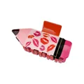 Detail van potloodvormige haarklem met lippenstiftprintjes en een glanzende afwerking - Lippenprint Potlood