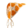 Beige gebreide babyhoofddoek met oranje hartjes en verstelbare kinbandjes - Beige Oranje Hart Bandana