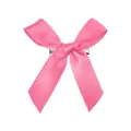 Gros plan détaillé d'une barrette nœud en satin rose avec clip en métal argenté - Rose rosé