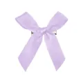 Détail d'un nœud en satin violet clair avec une pince crocodile en métal à l'arrière - Violet