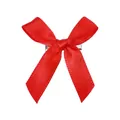 Vue détaillée du nœud en satin rouge fait main avec ruban lisse et base en métal crocodile - Rouge