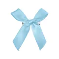 Gros plan d'une pince à cheveux nœud en satin bleu clair avec clip crocodile en métal - Bleu clair