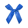 Gros plan du nœud papillon en satin bleu foncé avec sa barrette en métal argenté poli - Bleu foncé