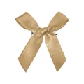 Détail d'un nœud en satin champagne sur une pince à cheveux en métal brillant et poli - Café Clair