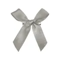 Détail d'une pince à cheveux à nœud en satin gris avec ruban soyeux et base en métal - Gris