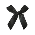 Détail d'une pince à cheveux à nœud en satin noir avec un clip en métal argenté poli - Noir
