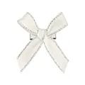 Détail du nœud papillon en satin crème avec bords pailletés et pince crocodile en métal - Blanc Cassé Avec Bord Argenté