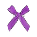 Vue détaillée d'une pince à cheveux nœud en satin violet avec paillettes argentées et base - Violet Bordure Argentée