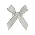 Détail d'une pince à cheveux avec nœud en ruban aux bords métalliques argentés sur fond blanc - Gris Avec Bord Argenté