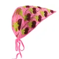 Roze gehaakte bandana met rode kersenpatronen en verstelbare strikbandjes voor dames - Roze Kers Bandana