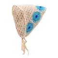 Handgemaakte crèmekleurige gehaakte babymuts met blauwe bloemen en vetersluiting - Beige Blauwe Bloem Gebreide Muts