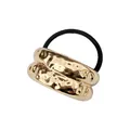 Detail eines schwarzen elastischen Haargummis mit goldener gehämmerten Metallschleife - Wellenförmiges Doppelrohr