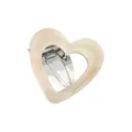 Dettaglio del fermaglio a cuore perlato crema con scritta dorata Barrette La France - Marmo Crema(1#)