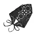 Handgemaakte zwarte gehaakte driehoekige bandana met opengewerkt bloemenpatroon - Zwart Opengewerkt Sjaal