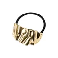 Detalle de adorno metálico dorado ondulado en goma de pelo negra para coletas - Decoración Metálica Plisada en Ondas (25# Cuerda de Pelo de Metal)