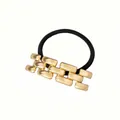 Detalle del adorno metálico dorado en la goma elástica negra para el pelo de alta calidad - Decoración Rectangular de Eslabones (29# Cuerda de Pelo de Metal)