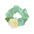 Dettaglio dell'elastico per capelli camelia verde chiaro con grande rosa bianca - Ciano