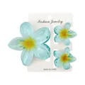 Detailset aus blauen Frangipani-Haarklammern aus Harz auf einer Displaykarte - Ein Großes Und Zwei Kleine / Blau-Gelber Verlauf