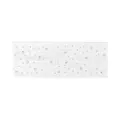 Dettaglio macro della fascia bianca con borchie a stella e strass scintillanti - Stile a Righe Bianche con Stelle