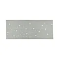 Dettaglio della fascia in maglia grigio chiaro con stelle argentate e strass brillanti - Star Light Gray Striped Style