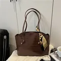Borsa tote marrone scuro con stampa coccodrillo e foulard decorativo in seta vintage - Marrone