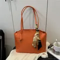 Borsa tote arancione brillante con motivo coccodrillo e sciarpa di seta decorativa - Arancione