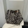 Sac fourre-tout léopard pour femme en nylon avec poche avant et doubles poignées - Imprimé léopard