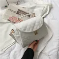 Neceser acolchado blanco con cremalleras doradas y elegante diseño de rombos - Blanco