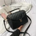 Elegante bolso de cosméticos acolchado negro con herrajes dorados y correa extraíble - Negro