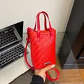 Mini bolso bandolera tejido en color rojo con correa anudada y detalle metálico - Rojo