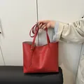 Minimalistische rode draagtas van kunstleer met verstelbare riem en modieuze print - Rood