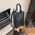 Mini bolso tote negro tejido con placa plateada y correa ajustable para hombro - Negro