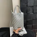 Mini bolso bandolera gris plateado con textura trenzada y placa metálica elegante - Plateado