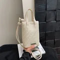 Mini bolso bandolera trenzado en color crema con correa anudada y detalle metálico de moda - Blanco Roto