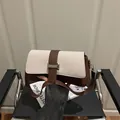 Bolso bandolera estilo reloj de arena en beige y marrón con cierre metálico elegante - Blanco