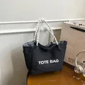 Borsa tote in tela nera con scritte bianche e manici in corda a righe per il tempo libero - Nero