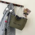Borsa tote in tela verde oliva con scritte nere e manici intrecciati alla moda - Verde