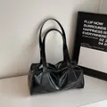Borsa baguette nera lucida con trama stropicciata e sottili spalline da spalla - Nero
