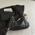 Borsa hobo minimalista in morbida pelle nera con cerniere argento e tracolla larga - Con Ciondolo / Nero