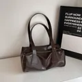 Borsa baguette marrone scuro in pelle lucida a forma di cuscino con zip argentata lucida - caffè