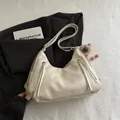 Elegante borsa a spalla a mezzaluna bianco crema con zip decorative e morbida pelle - Con Ciondolo / Bianco