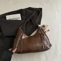 Borsa hobo marrone scuro in ecopelle con cerniere laterali e dettagli di nappe eleganti - Con Ciondolo / Marrone