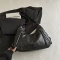 Borsa a mezzaluna minimalista in morbida pelle nera con dettagli di cerniera - Senza Ciondolo / Nero
