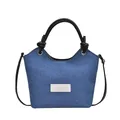 Bolso bandolera de mezclilla azul con asas de cuero negro y logo de moda en fondo blanco - Negro
