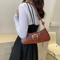 Retro baguette Tasche in Karamellbraun mit Krokostruktur und Goldener Schnalle - Braun